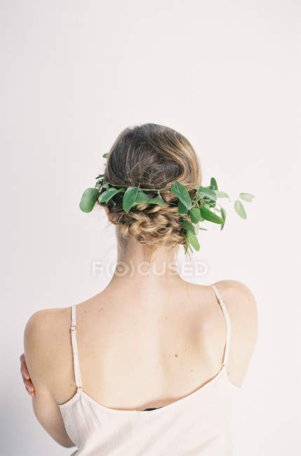 Жінка з елегантною квітковою прикрасою волосся — стокове фото