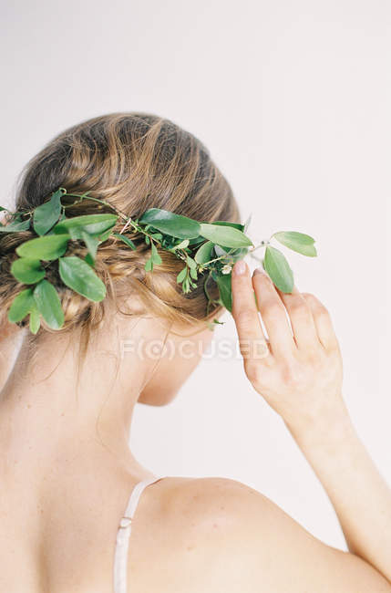 Жінка фіксує квіткове прикраса волосся — стокове фото