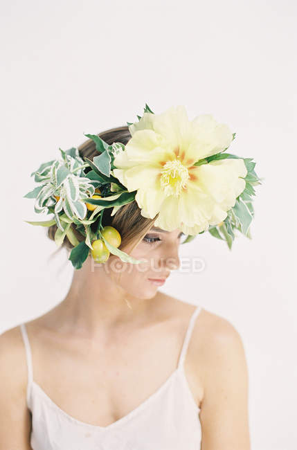 Femme en grande couronne de fleurs — Photo de stock