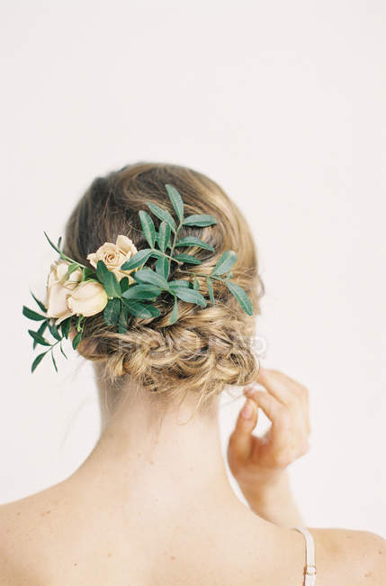 Decoración del pelo de flores - foto de stock