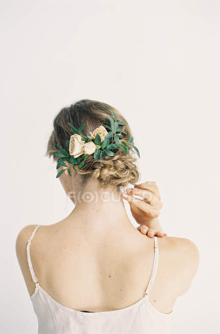 Frau mit Blume Haarschmuck — Stockfoto