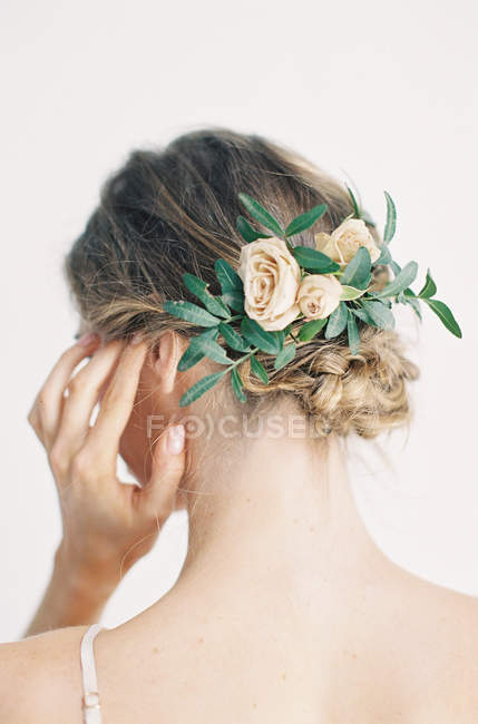 Mulher com decoração de cabelo de flor — Fotografia de Stock