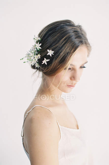 Femme avec des fleurs dans les cheveux — Photo de stock