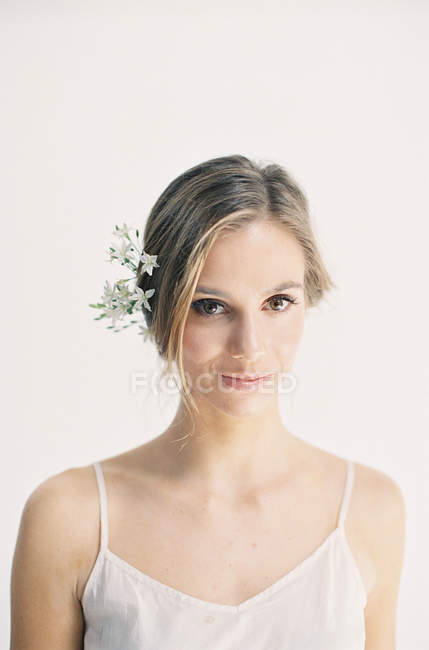 Жінка з елегантними квітами у волоссі — стокове фото