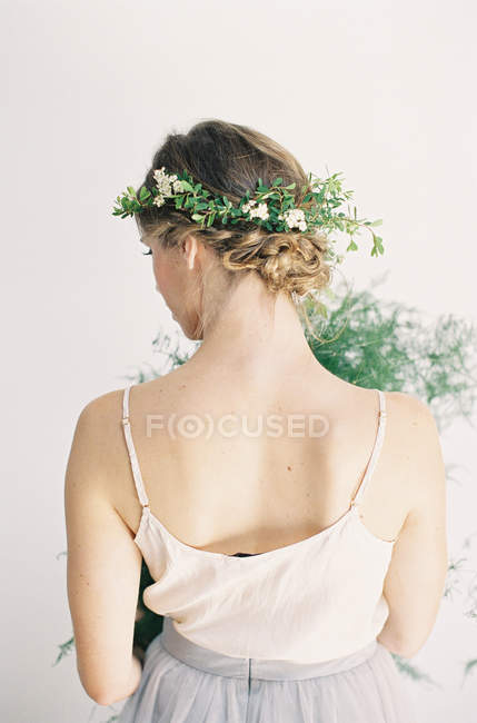 Mulher segurando folhas de samambaia — Fotografia de Stock