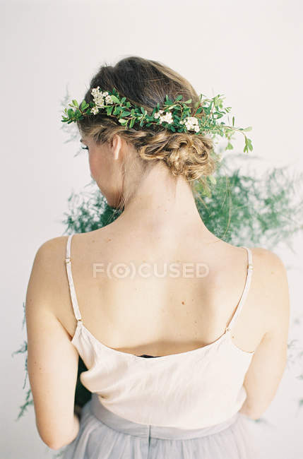 Mulher segurando folhas de samambaia — Fotografia de Stock