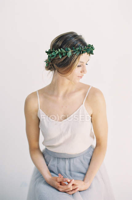 Donna in corona floreale — Foto stock
