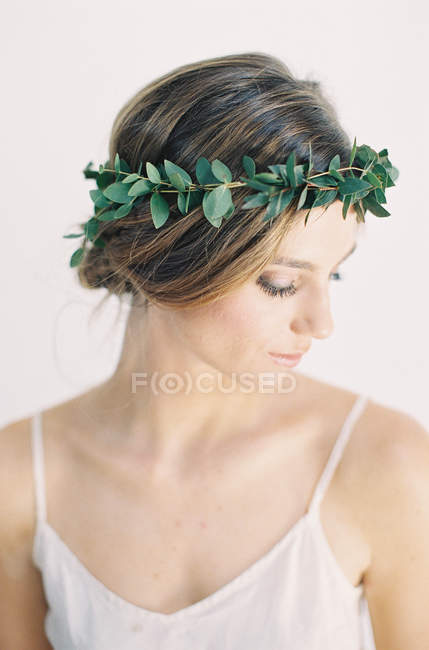 Woman in floral wreath — Stock Photo