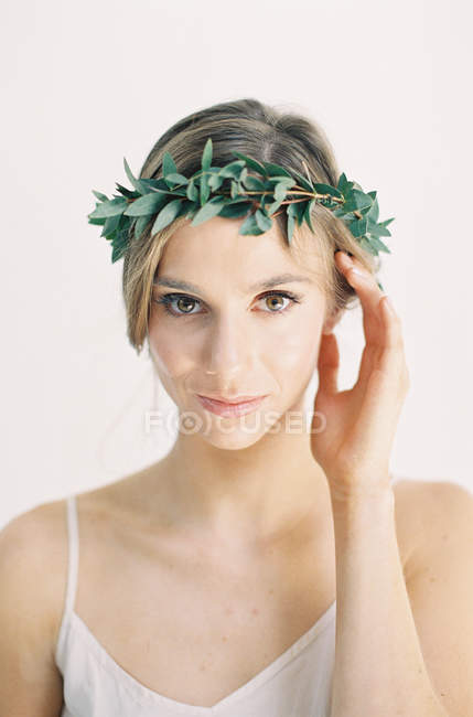 Frau im Blumenkranz — Stockfoto
