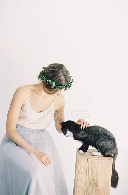 Femme en tulle robe chat caressant — Photo de stock