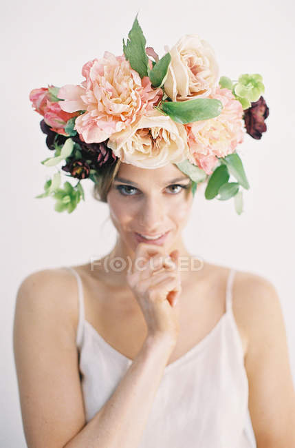Donna in grande corona floreale — Foto stock