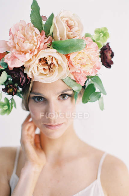 Frau in großer Blütenkrone — Stockfoto