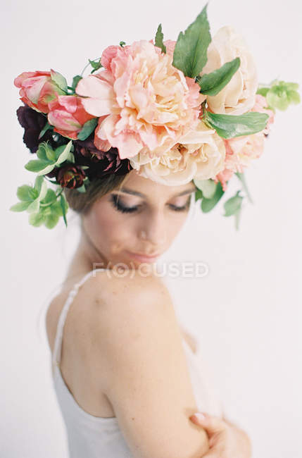 Женщина в большой цветочной короне — стоковое фото