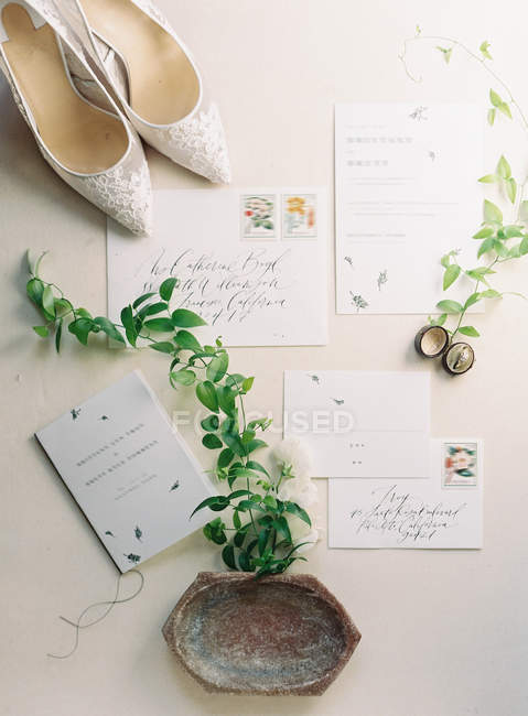 Bridal high-heeled shoes and cards — Stock Photo