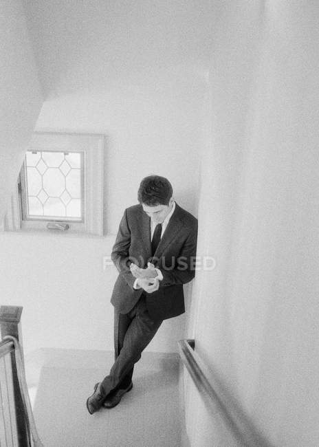 Homem de terno em pé nas escadas — Fotografia de Stock