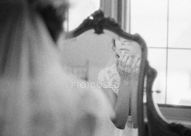 Femme regardant miroir — Photo de stock