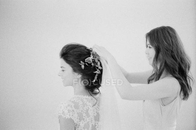 Жінка допомагає нареченої з волоссям Прикраси — стокове фото