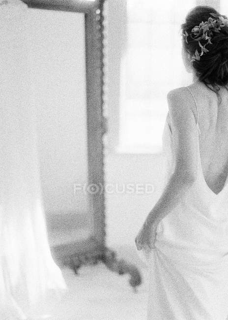 Donna in boudoir orecchino di fissaggio — Foto stock