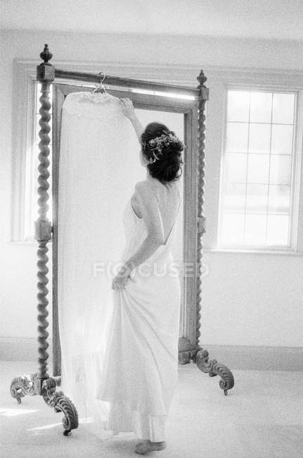 Femme en robe de mariée — Photo de stock