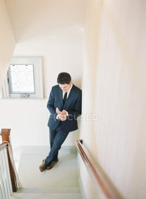 Homem de terno em pé nas escadas — Fotografia de Stock
