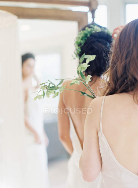 Women getting ready for wedding — Stock Photo