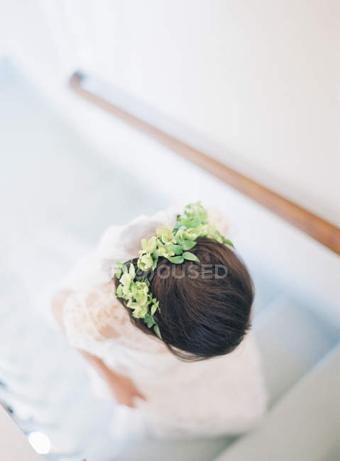 Жінка з елегантною квітковою прикрасою волосся — стокове фото