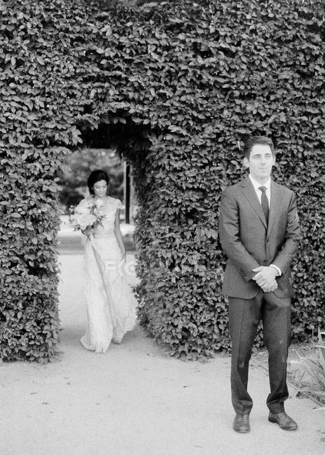 Noiva andando para noivo — Fotografia de Stock