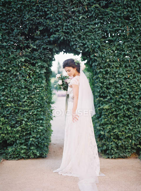 Невеста с букетом цветов — стоковое фото