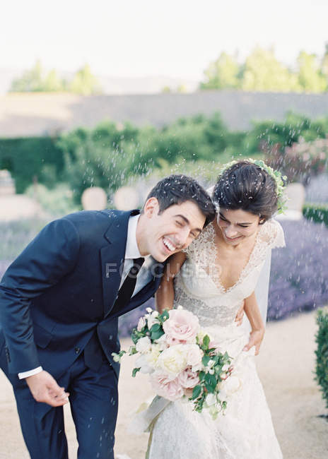 Glückliches Brautpaar läuft Hand in Hand — Stockfoto