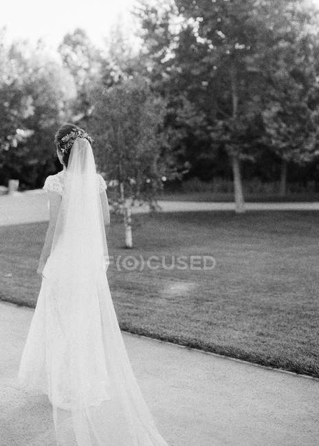 Mariée marche au jardin — Photo de stock
