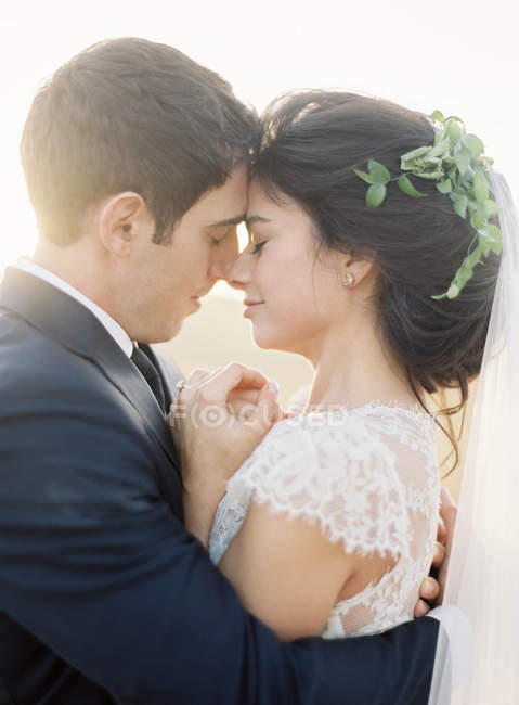 Frischvermähltes Paar umarmt sich draußen — Stockfoto
