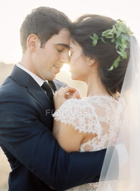 Frischvermähltes Paar umarmt sich draußen — Stockfoto