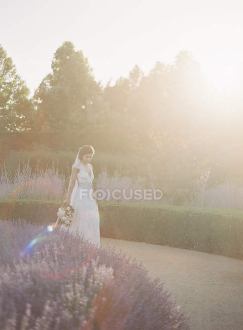 Noiva com buquê de flores — Fotografia de Stock