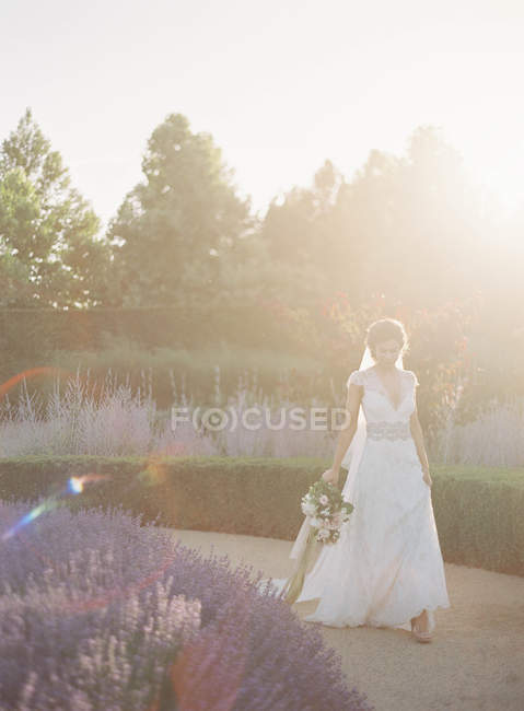 Bride with bouquet of flowers — Stock Photo