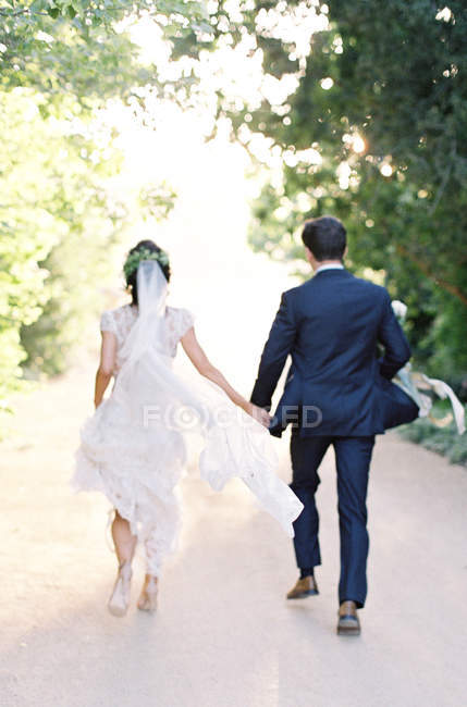 Couple walking down road — Stock Photo