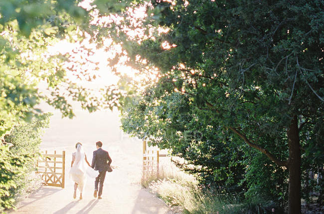 Couple walking down road — Stock Photo