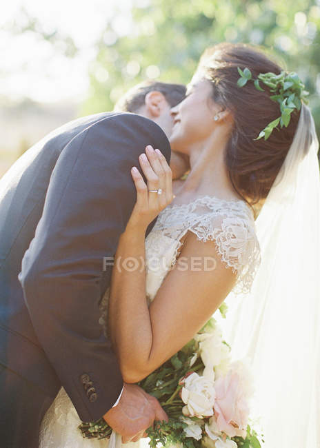 Sposo abbracciare sposa — Foto stock
