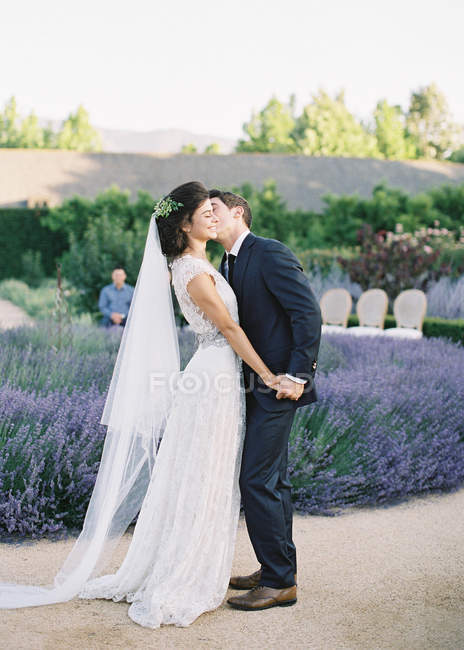 Noivo abraçando e beijando noiva — Fotografia de Stock