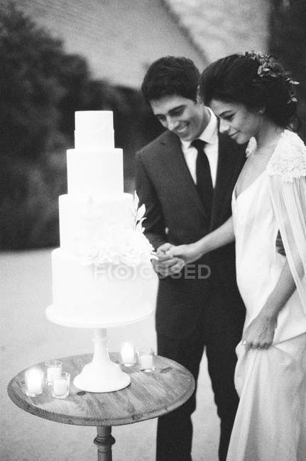 Mariée et marié coupe gâteau de mariage — Photo de stock