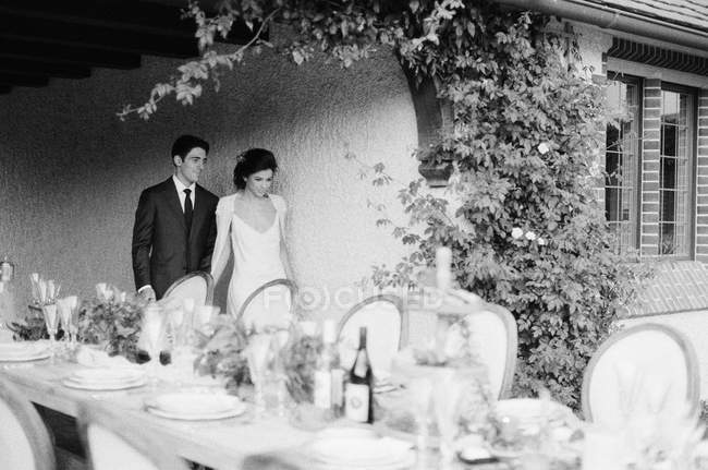 Пара ходить по весільному столу — стокове фото