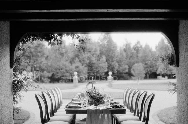 Hochzeitstisch im Freien gedeckt — Stockfoto