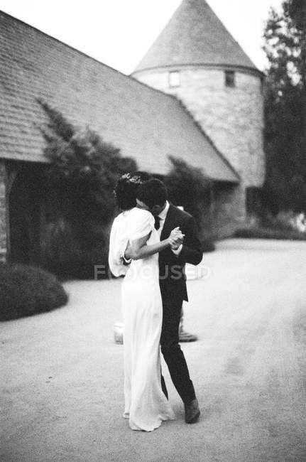 Jeunes mariés dansant et se tenant la main — Photo de stock