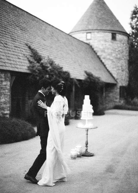 Bräutigam und Braut tanzen im Freien — Stockfoto