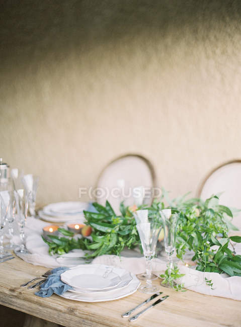 Tisch mit Blättern und Früchten dekoriert — Stockfoto