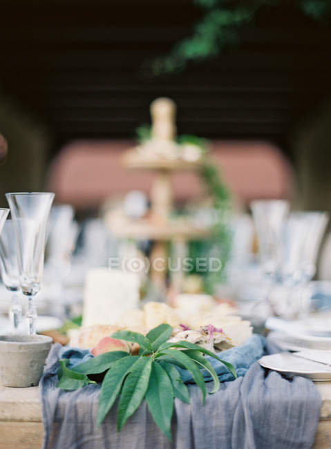 Setting table decorated with leaves — Stock Photo