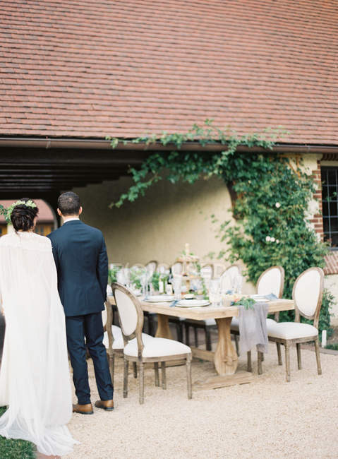 Noivo e noiva ficam ao lado da mesa de jantar — Fotografia de Stock