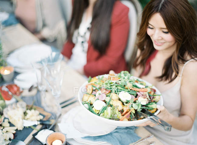 Plaque de manutention femme avec salade de légumes — Photo de stock