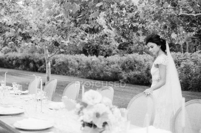 Pot de vin inspectant table de mariage — Photo de stock