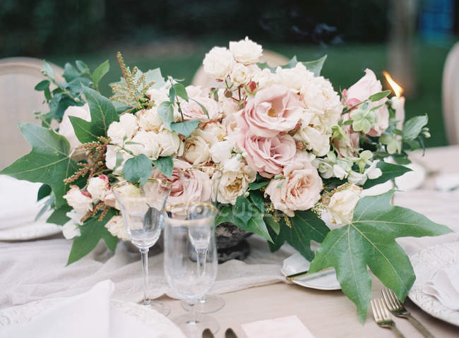 Buquê de flores na mesa de casamento — Fotografia de Stock