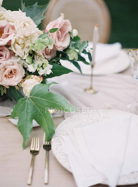 Букет цветов на свадебном столе — стоковое фото
